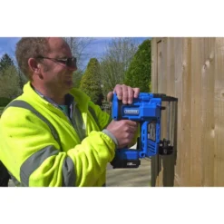 D20 20V Nailer/Stapler, 1 x 2.0Ah Battery, 1 x Charger